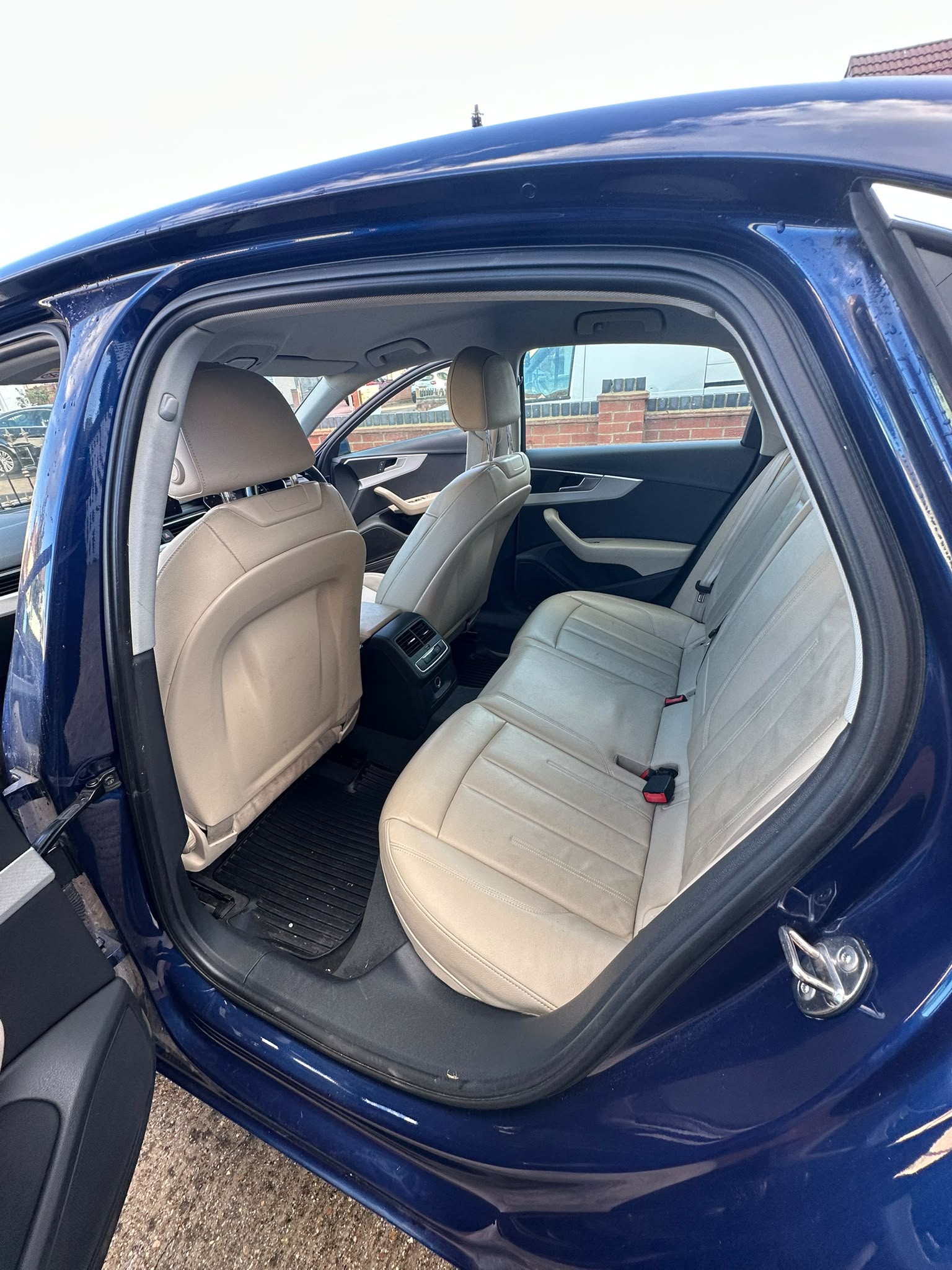 Audi A4 2.0 TDI S line photo 2