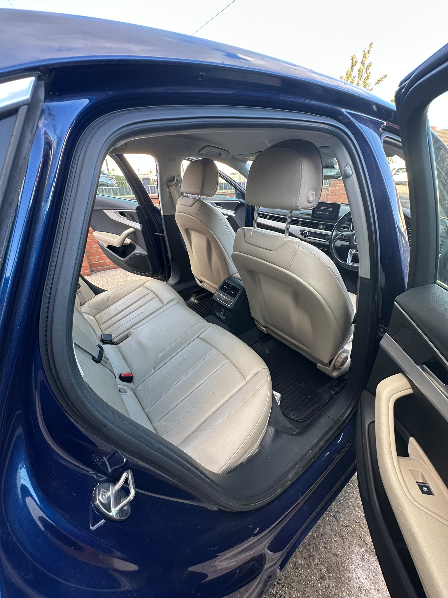 Audi A4 2.0 TDI S line photo 12
